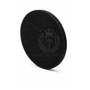 Badges décoratifs personnalisés pour bérets, avec détails classiques, pour les vêtements et accessoires professionnels. - Product Image 4