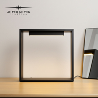 Lampe de table de chevet électrique à LED en aluminium de forme géométrique moderne et créative