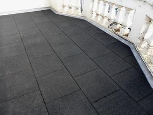 Tuiles en granit noir robustes avec surface naturelle rugueuse pour revêtement de sol extérieur antidérapant, marches extérieures, piscine et espaces publics - Product Image 4