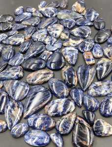 Vente en gros de cabochons en sodalite naturelle pour la fabrication de bijoux, fournisseur en vrac |   Pierres précieuses bleues de formes variées, directement de l'usine - Product Image 1