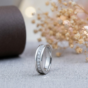 Anillo de Eternidad Clásico de Oro Sólido de 18K con Diamantes de Corte Brillante Redondo en Engaste de Canal, Joyería de Boda Unisex - Product Image 3