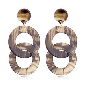 Boucles d'oreilles créoles minimalistes en bois/résine de haute qualité, motifs abstraits contemporains, grandes créoles en résine par HF CRAFTS - Product Image 1