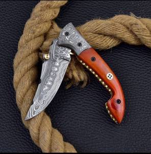 Couteau utilitaire pliant en acier Damas SHARP POINT TRADES, lame droite de 0,5 mm d'épaisseur, ouverture par bouton rotatif, manche en bois - Product Image 6