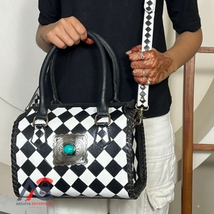 Sac Speedy personnalisé 2026 en cuir de vachette véritable fait main avec concho turquoise et motif à carreaux de créateur, unisexe - Product Image 1