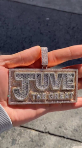 จี้เพชรโมอิสซาไนต์สุดหรู JWE รุ่น The Great รูปทรงสี่เหลี่ยมพร้อมแผ่นป้ายชื่อ สไตล์ฮิปฮอป ประดับเพชรเต็มชิ้น ระยิบระยับ - Product Image 4