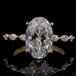 Anillo de compromiso con diamante cultivado en laboratorio de corte ovalado de 4.05 quilates en oro blanco y amarillo de 14 quilates, conjunto nupcial de media eternidad. - Product Image 4