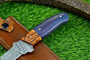 Cuchillo de caza de acero de Damasco con punta caída, mango de madera, filo recto de 0.6mm de grosor y funda de cuero - Product Image 3