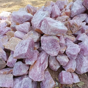 Pierres précieuses brutes de quartz rose naturel de qualité supérieure |   Cristaux de guérison roses en vrac pour la fabrication de bijoux et les accents décoratifs pour la maison - Product Image 1