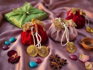 เสื่อทาลโพชผ้าออร์แกนซ่าหลากสีแบบคละสี พร้อมถุงผ้ารูดเชือกเข้าชุด สไตล์ราชสถาน งานแฮนด์เมดสำหรับเทศกาลดีวาลี - Product Image 3