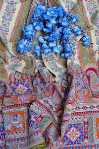 Tela crepé natural color camel con estampado floral a rayas y borde ornamental para material de vestido Kurti, ropa étnica. - Product Image 4