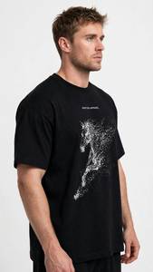ONETEN APPAREL Camiseta negra de manga corta para hombre con cuello redondo y estampado de caballo - Product Image 4