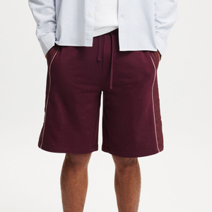 Shorts Bermuda en coton bordeaux pour homme avec bande latérale et logo imprimé sur le devant, short décontracté à cordon de serrage à la taille - Product Image 3