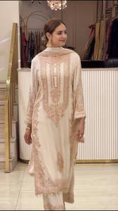 Nueva Colección Vestido de Novia Reversible de Georgette Sintético con Bordado Pesado y Lentejuelas, Sin Arrugas, Elástico y Completamente Cosido - Product Image 3