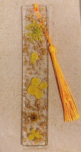 Marque-page transparent en résine époxy naturelle écologique avec paillettes dorées en relief, design personnalisé, pour usage promotionnel - Product Image 3