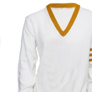 Pull en tricot blanc pour homme à col en V avec bordure jaune et trois rayures sur les manches, idéal pour l'automne - Product Image 3