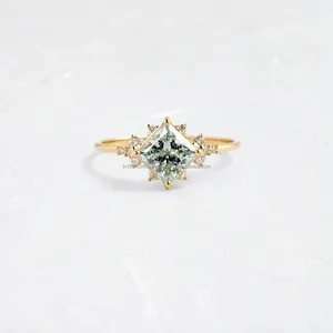 Anillo de compromiso de lujo minimalista con diamante verde talla princesa en oro amarillo y piedras de acento laterales, para mujer y como regalo - Product Image 1