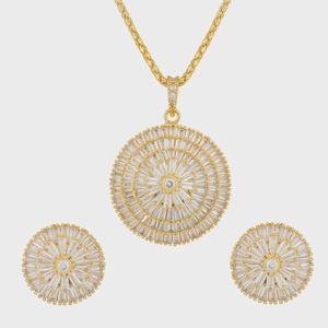 Conjunto de Collar y Pendientes con Cristales Baguette Blancos, Chapado en Oro de 22K, Joyería de Cristal Redondo, Pendientes a Juego para Mujer - Product Image 2