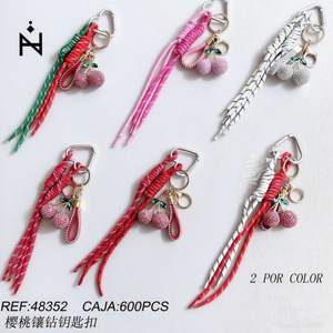 Llavero de cristal Kiraz Elmas, elegante y portátil, regalo para mujeres, accesorios - Product Image 1