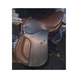 Selle de dressage classique en cuir et tissu avec arceau en bois, confortable, style anglais, fabriquée en Inde - Product Image 1