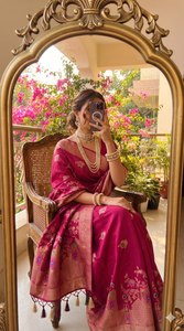 Sari de Seda Banarasi Rosa Magenta con Bordado Floral Meenakari en Oro Rosa y Blusa a Juego de Prayosha Enterprise - Product Image 3