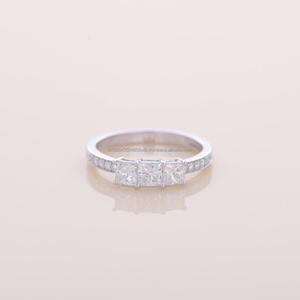 Anillo de compromiso de lujo de plata 925 con tres diamantes cultivados en laboratorio y detalles de corte cuadrado para minoristas de joyería. - Product Image 1