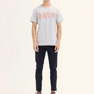 เสื้อยืดแขนสั้นสีเทาสำหรับผู้ชายพร้อมพิมพ์ลายตัวอักษรสีส้มทรงปกติสไตล์ลำลองคอกลมผ้าฝ้ายเจอร์ซีย์ - Product Image 2