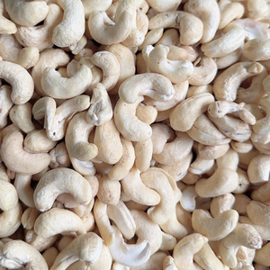 Fournisseur de Confiance Vietnam Noix de Cajou Brutes Biologiques Entières W320 W450 Santigo Cashew du Vietnam - Product Image 1