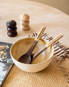Juego de utensilios de madera de acacia ecológicos al por mayor de fábrica con mango de ratán tejido, espejo, apto para lavavajillas, ideal para regalos. - Product Image 2