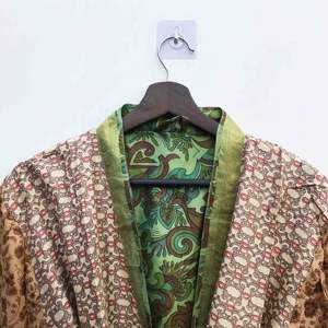 Robe kimono en soie de sari recyclée faite à la main, confortable, patchwork, paréo de plage, peignoir, imprimé floral, pour l'été et le printemps - Product Image 3