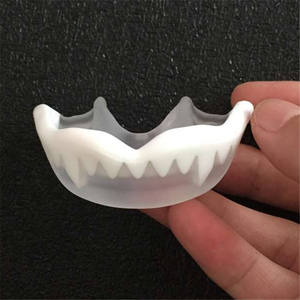 Protège-dents en silicone tendance noir et blanc pour la boxe, équipement de protection léger unisexe pour adultes - Product Image 5