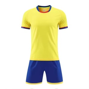 Ensemble de maillot de football jaune pour homme avec short bleu, polyester respirant, col rond, manches courtes, coupe athlétique toutes saisons - Product Image 1