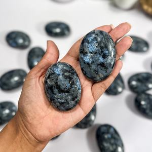 Vente en gros de pierres de palme larvikite pierres polies en vrac pour les travailleurs de l'énergie et les cadeaux - Product Image 1