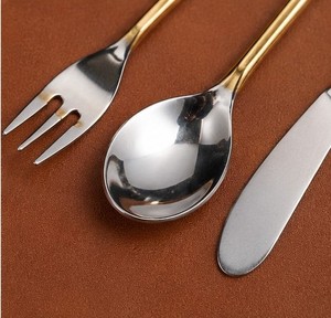 Ensemble de couverts de Noël dorés, cuillère, fourchette et couteau en acier inoxydable pour la décoration de table de fête - Product Image 2