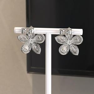 Boucles d'oreilles clous fantaisie en or massif 14K plaqué rhodium, serties de moissanite et de diamants en grappe, monture à griffes, cadeau d'anniversaire étincelant - Product Image 4