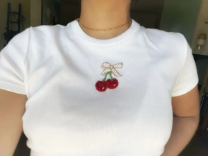 Crop top côtelé blanc pour femme, coupe ajustée, broderie florale perlée rose, sans manches, fait main, en toile de coton légère, style streetwear - Product Image 2