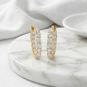 Boucles d'oreilles créoles en or 9 carats avec diamants ronds brillants de laboratoire de 2,60 CTW, serties en barrette, pour bijoux fins de luxe certifiés - Product Image 2