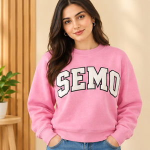 Pull ras du cou rose pour femme avec broderie personnalisée de lettres SEMO, style universitaire grec, pour organisation scolaire ou campus - Product Image 1