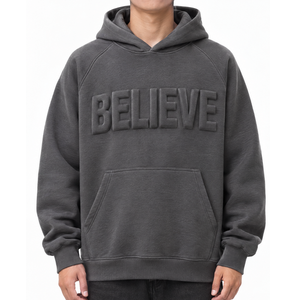 เสื้อฮู้ดดี้สีเทาเข้มสำหรับผู้ชาย พิมพ์ลายตัวอักษร Believe แบบนูน สวมใส่สบายทรงโอเวอร์ไซส์ มีโลโก้ด้านหน้า - Product Image 1