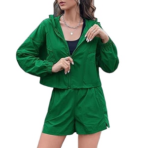 2026 conjunto de pantalones cortos con logotipo bordado personalizado conjunto de cortavientos recortado impermeable para gimnasio de mujer con logotipo personalizado conjuntos cortos - Product Image 6