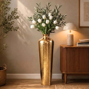 Jarrón de suelo de lujo con acabado martillado dorado, decorado con elegantes tulipanes artificiales blancos y detalles de hojas de olivo verdes. - Product Image 1