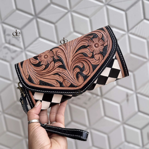 กระเป๋าคลัทช์หนังแท้สำหรับผู้หญิงทำมือดีไซน์เนอร์ไม่เหมือนใครทำด้วยมือเคสโทรศัพท์ลายหมากรุกที่ทันสมัย - Product Image 1