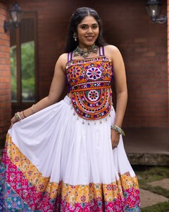 ชุดเดรส Anarkali สีขาวผ้าฝ้ายสำหรับผู้หญิง ดีไซน์ใหม่ ตกแต่งด้วยกระจกแบบ Kutchi ขอบลาย Bandhani เหมาะสำหรับงานเทศกาล Navratri Garba และงานปาร์ตี้ - Product Image 1