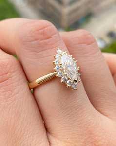 Bague Classique Florale en Or Massif 18K avec Diamant de Laboratoire Taille Marquise 2.01CT, Idéale pour Cadeau Romantique ou Fête, pour Charmes de Mariée - Product Image 2