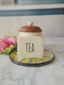 Pot de rangement élégant pour thé avec couvercle en bois, scellé pour la fraîcheur, organisateur décoratif pour comptoir, idéal pour garde-manger, design durable - Product Image 5