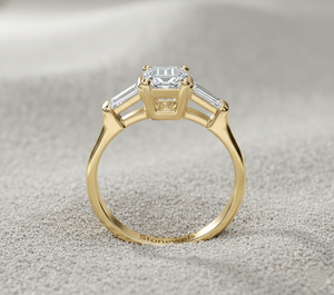 Anillo de Compromiso con Tres Diamantes Cultivados en Laboratorio con Corte Esmeralda, Piedras Laterales en Forma de Baguette, Oro de 14K, Fabricante de Anillos de Novia - Product Image 3
