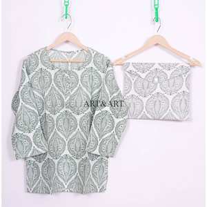 Conjunto de Pijama Elegante y Modesto para Mujer, 100% Algodón, Cuello Redondo, Estampado Floral, Ecológico, Cómodo, Suave, Pantalones y Camisa con Patrón Sólido - Product Image 2