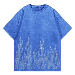 เสื้อยืดสีน้ำเงินฟอกกรดแบบกำหนดเองสำหรับผู้ชาย ลายกราฟิกเปลวไฟประดับเพชร สไตล์สตรีทแวร์ วินเทจ ผ้าหนา ตกแต่งคริสตัลด้วยเทคนิค Hot Fix ทรงโอเวอร์ไซส์ - Product Image 1