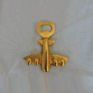 Grande demande Ouvre-bouteille en métal de haute qualité Plaqué or Conception simple en relief Logo de couleur personnalisé Accessoire de mariage d'hôtel de luxe - Product Image 5