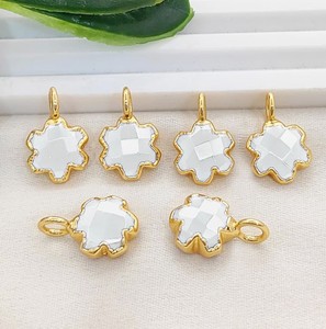 Colgante de flor de trébol de piedra lunar blanca de 10 mm hecho a mano, con baño electrolítico, para fabricación de joyas - Product Image 1