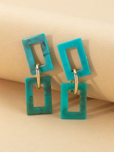 ต่างหูเรซินมีสไตล์สำหรับผู้หญิง ดีไซน์น้ำหนักเบา เหมาะสำหรับการสวมใส่ในชีวิตประจำวัน ลุคปาร์ตี้ และชุดแฟชั่นทันสมัย - Product Image 4